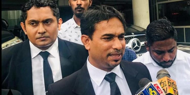 සාමකාමීව උද්ඝෝෂණ කරද්දී පොලිසියෙන් ගැහුවාට නීතීඥවරුන් දෙදෙනෙක් ‌පොලිසියෙන් කෝටියක වන්දියක් ඉල්ලයි!