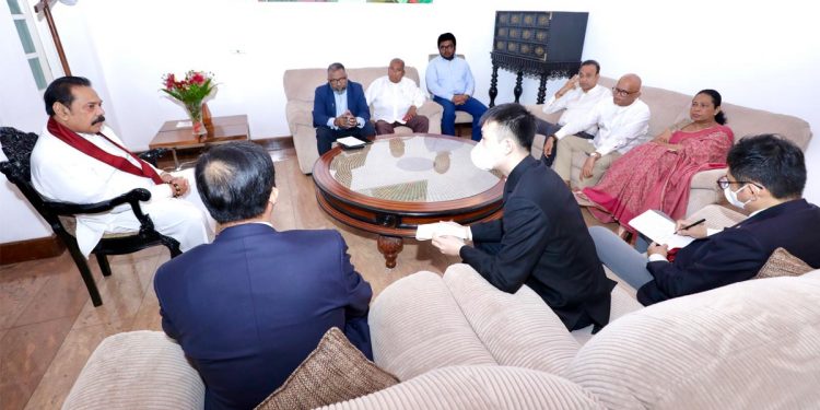 මහින්ද මන්ත්‍රීවරු පිරිවරාගෙන ගිහින් චීන තානාපති හමුවෙලා! (PHOTOS)