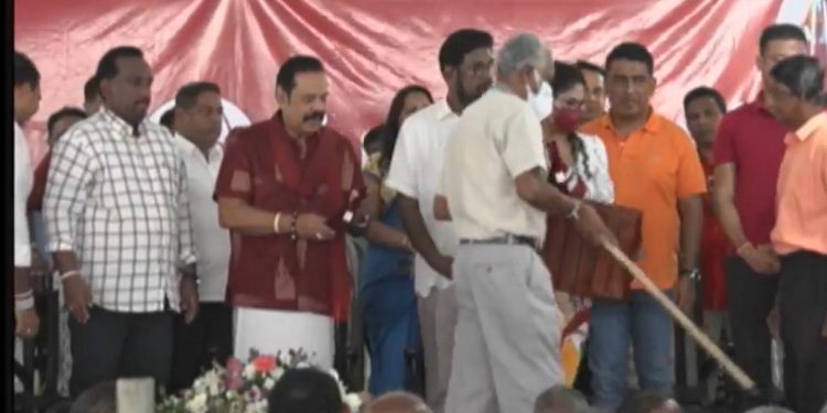 නාවලපිටියේ පොහොට්ටු රැස්වීමේ සජීවී විකාශය මෙන්න! විරෝධය මැද මහින්ද එයි! (VIDEO)