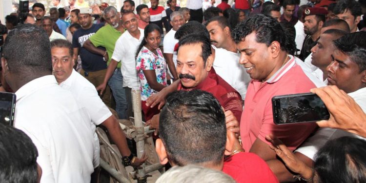 අපිටත් වැරදුන තැන් තියෙනවා! අපි ඒක පිළිගන්නවා! හැබැයි අපට වැරදුණා කියලා උඩ පැන්න කවුරුවත් ඉතිහාසයේ වැරදි නොකරපු අය නෙමෙයි! විරෝධතා මැද නාවලපිටි ආ මහින්ද වැරදුණු තැන් හෙළිකරයි!