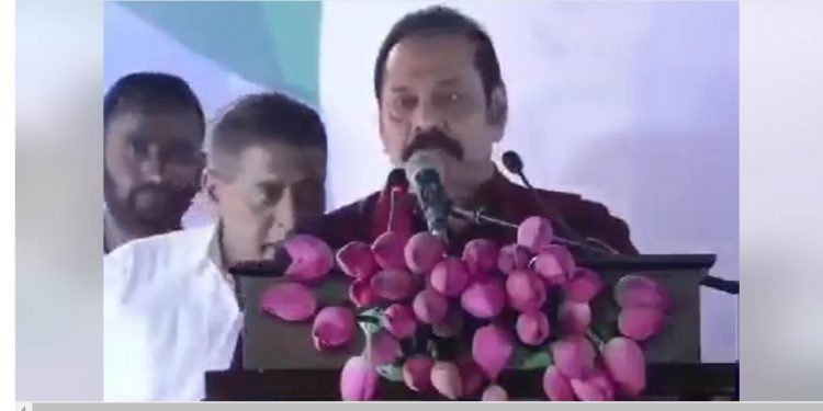අගමැතිකමෙන් අයින් වෙලා ගියාට පසු මහින්ද රටට කළ පළමු කතාව මෙන්න! ගෝඨාගේ වැඩපිළිවෙළට සහාය දෙන්න ඕන! ඉස්සර අපි රනිල්ට බැන්නා! දැන් රනිල් ඉන්නෙ අපිත් එක්ක! එයා යහමගට ඇවිත්! (VIDEO)