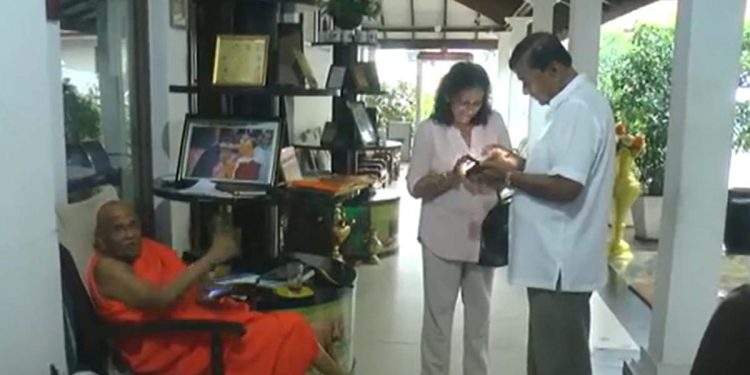 මුරුත්තෙට්ටුවේ හාමුදුරුවෝ කිව්වා විකුණපු V8 එක මාන්නප්පෙරුම මහත්තයාගේ කියලා! මෙන්න හාමුදුරුවෝ ඉස්සරහම මාන්නප්පෙරුම කියනවා වෙන කෙනෙක්ගේ කියලා! වැඩේ නැගලා යනවා! (VIDEO)