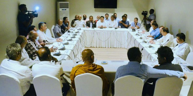 කල් දාන්න හදන ජන්දවලට එරෙහිව ඊයේ හැදුණු උතුර-දකුණ එකතු වුණු මහා සන්ධානය! ජවිපෙ නැතිව අනිත් ඔක්කොම ඉන්නවා! (PHOTOS)