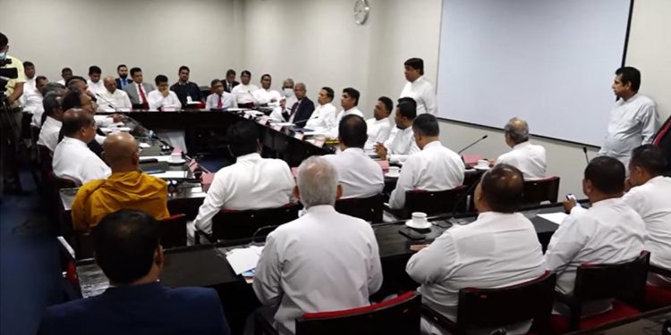 ජන්ද කල් දැමීමට එරෙහිව පාර්ලිමේන්තුවේදී මුලු විපක්ෂයම එකතු වූ ඒ ඓතිහාසික මොහොත! (ජවිපෙ හැර)