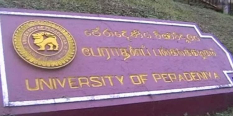 පේරාදෙණි සරසවියට අපලයක්! ගිය සතියෙ සිසුවෙක් මහවැලියට පැනලා මැරුණා! අද තෙවන වසරේ සිසුවෙක් අතුරුදන් වෙලා!