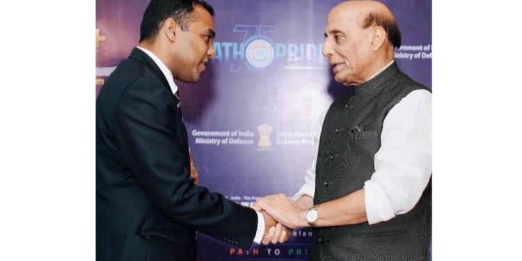 ආරක්ෂක රාජ්ය අමාත්ය ප්රමිත ඉන්දීය ආරක්ෂක අමාත්ය රාජ්නාත් සිංට අතට අත දෙයි! ආරක්ෂක සමුලුවේදී දේශනයකුත් කරයි! (VIDEO)