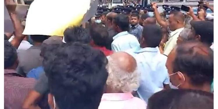 මහින්ද එද්දී නාවලපිටියේ දැවැන්ත විරෝධතාවක්! භටපිරිස් කැඳවයි! පොලිසිය 15ක් අත්අඩංගුවට ගනී! (PHOTOS & VIDEO))