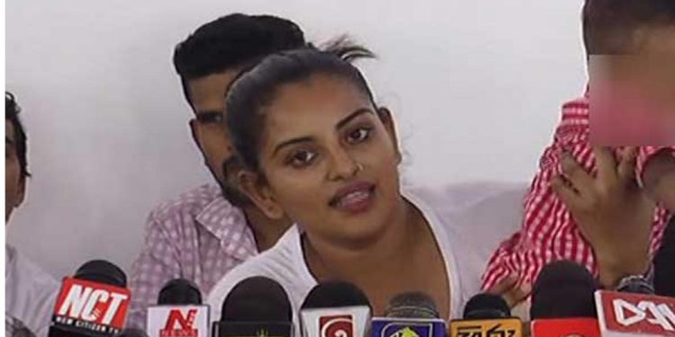 ළමයින්ට පරිප්පුයි බතුයි දෙන්න විදිහකුත් නෑ! කිරිපිටි ටිකක් දෙන්න බෑ! කවුරු මොනවා කිව්වත් අපි ළමයි අරන් පාරට බහිනවා! අරගලකාරියෝ පොලිසියට අවසන් නිවේදනය දෙයි!