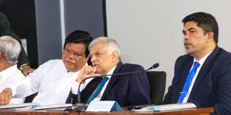 රනිල් ‌කාටවත් නොකියාම රැස්වීමකට යයි!