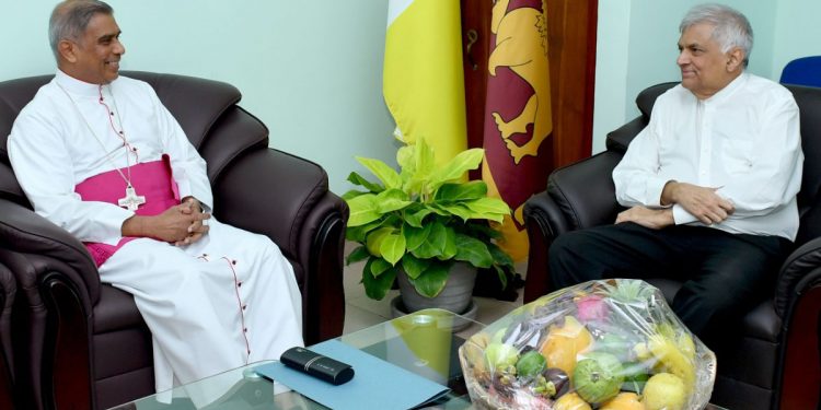 රනිල් කුරුණෑගල රදගුරු හිමි හමුවන්න ගිහින්!