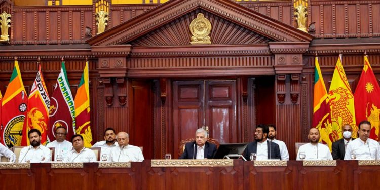 ආරක්ෂා කළ යුතු තැන් 3ක් රනිල් පෙන්වා දෙයි! ත්රිවිධ හමුදාවම යොදාගන්නැයි උපදෙස්! (PHOTOS)