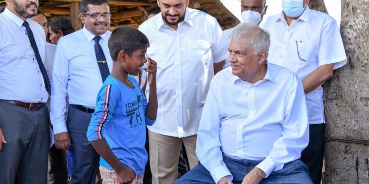 රනිල් ගමට යයි! ළමයින්ට කතා කරයි! අම්මලාට කතා කරයි! ගොවි ප්රශ්න අහයි! (PHOTOS & VIDEO)