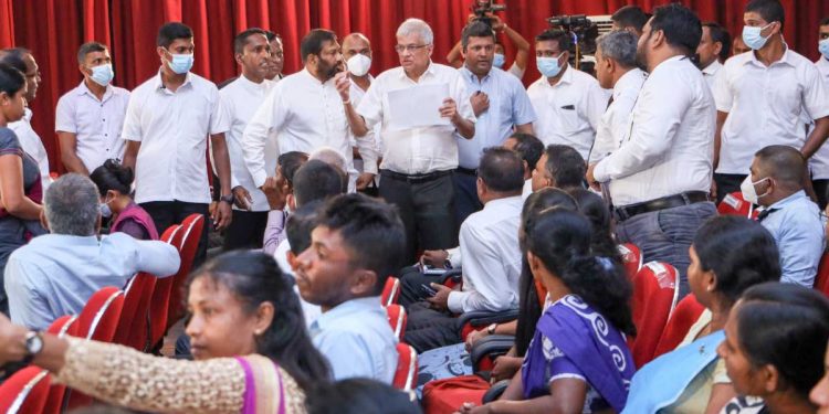 කිසිකෙනෙක් බඩගින්නේ තියන්නේ නෑ! ජනාධිපති අම්පාරේදී කියයි! (PHOTOS)