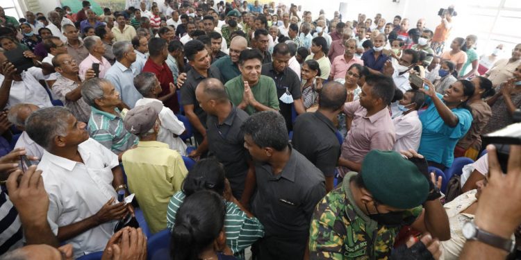 අද මේ රටේ ජනාධිපති ඡන්දෙන් පැරදිලා රාජපක්ෂලාගේ පිහිටෙන් පුටුවට ගිය කෙනෙක්! බය වෙන්න එපා රාජපක්ෂලා විනාශ කරපු රට ‌අපි බේරගන්නවා! සජිත් ගලගෙදරට එද්දී හකීමුත් එයි! (VIDEO & PHOTOS)