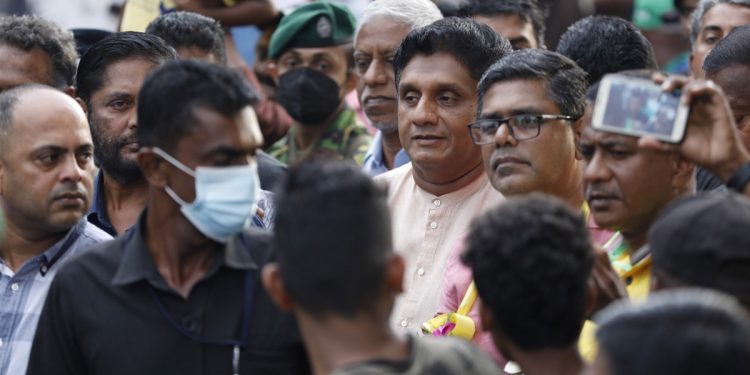 මුජිබර් ප්රේමදාසගේ උපන් ගමට සජිත් අරන් එයි! මහ සෙනගක් ප්රේමදාසගේ පුතාව මහ ඉහළින් පිළිගනී! ප්රේමදාසගේ පුතා තාත්තා වගේම ගමේ මිනිස්සුන්ට සැර කතාවක් කරයි! (VIDEO & PHOTOS)