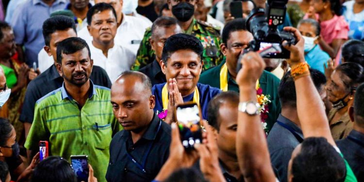 සජිත් රාජපක්ෂලාට එරෙහිව රාජ්‍ය සේවකයන්ගේ පැත්ත ගනී! මේ රට බංකොලොත් කළේ රාජපක්ෂලා මිස රාජ්‍ය සේවකයෝ නොවන බව කෙරුවාවල් එක්කම පෙන්නයි! හබරාදුවටත් මහ සෙනගක්! (VIDEO & PHOTOS)
