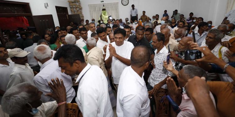 ගිය සැරෙත් මුලින්ම පාරට බැස්සෙ සජබෙ! මේ ආණ්ඩුවෙත් මර්දනයට එරෙහිව ළඟදීම සජබෙ පාරට බහින බව සජිත් කුණ්ඩසාලෙදී ප්රකාශ කරයි! (VIDEO & PHOTOS)