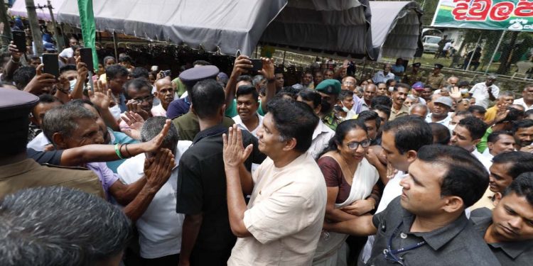 විපක්ෂ නායක බරපතළ ‌කුමන්ත්‍රණයක් හෙළි කරයි! දිවුලපිටියෙදී ඉහළ පිළිගැනීමක්! (VIDEO & PHOTOS)