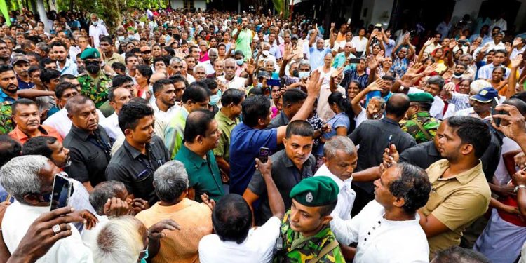 පොහොට්ටු බළකොටුවක් වුණු හිනිදුමට සජිත් යද්දී මහා සෙනගක් සජිත් පිළිගන්න එයි! (VIDEO & PHOTOS)