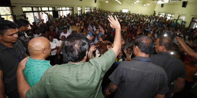 මේ  ආණ්ඩුවට දරුවන්ට බෙහෙත් ටික දෙන්න බෑ! ඒ වුණාට මැතිඇමැති සූදුව නම් කරනවා! හඟුරන්කෙත ගිය සජිත්ට ඉහළ පිළිගැනීමක්! (VIDEO & PHOTOS)