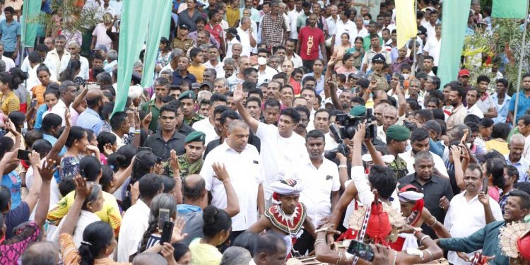 සක්විති රජකම දෙනවා කිව්වත් මම රාජපක්ෂලාගෙන් තනතුරු ගෙන රටවත් ජනතාවවත් පක්ෂයවත් පාවා දෙන්නෙ නෑ! සජිත් බලන්න අම්පාරට මහ සෙනගක්! (VIDEO & PHOTOS)