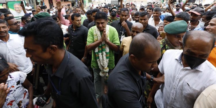 බැඳුම්කර හොරා කියලා කියලා රනිල්ට බැන්න රාජපක්ෂලා දැන් රනිල්ගේ ගුණ වයන හේතුව සජිත් මහ සෙනගක් මැද තෙල්දෙණියේදී කියයි! රාජපක්ෂලාගේ හොරකම් වහලා හොර ඇමැතිවරුන් ආරක්ෂා කරන්නේ රනිල්! (VIDEO & PHOTOS)