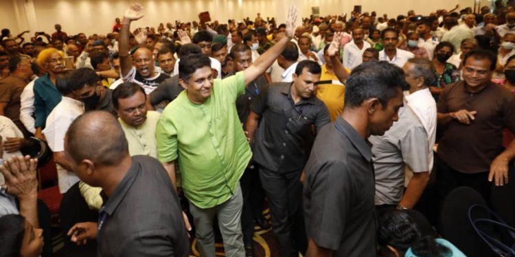 යටිනුවර වේදිකාවේ සිට විපක්ෂනායකයා පාර්ලිමේන්තුවේ පත් කරපු ජාතික සභාවට පහර දෙයි! ජාතික සභාවෙන් රට හදන වැඩපිළිවෙළ නාමල්ට දීලා තියෙන හැටිත් කියයි! (PHOTOS & VIDEO)