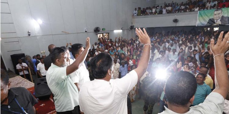 ගාලු මුවදොර අහිංසක අම්මා කෙනකුටයි දරුවකුටයි කරපු අමානුෂික සිදුවීමක් සජිත් වේදිකාවේදී කියයි! උඩුදුම්බරට එයි! මහ ඉහළින් පිළිගනී! (VIDEO & PHOTOS)