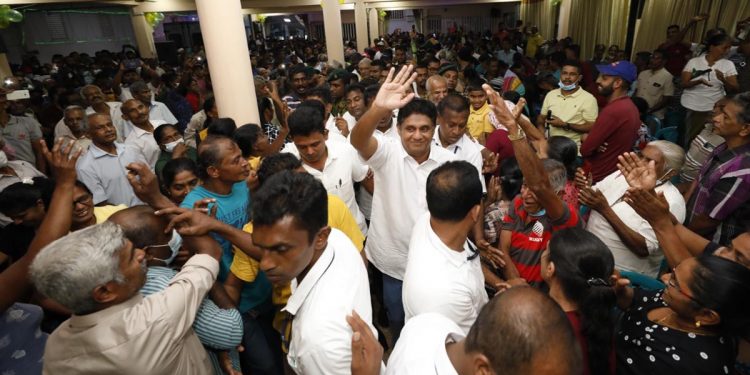 වත්මන් ජනාධිපතිතුමා රාජපක්ෂ කුමාරවරු ටික වැල් පාලමෙන් එගොඩ කළා! කුමාරවරු ටික දැන් මේ රටේ තරුණයන්ව මර්දනය කරනවා! මහා සෙනගක් මැදින් සජිත් ගම්පොළට එයි! (VIDEO & PHOTOS)
