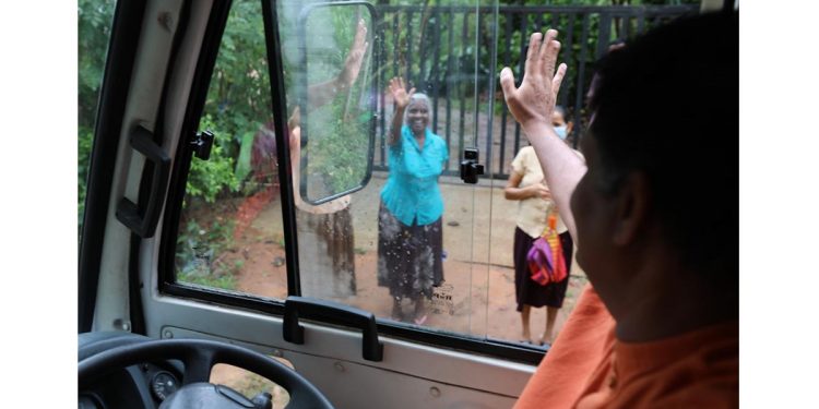 දූ දරුවෝ සන්තෝෂ වෙයි! සජිත් බස් එකක් අරන් කොලොන්නේ ඉස්කෝලෙකට යයි! (VIDEO & PHOTOS)