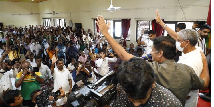 ෆීල්ඩ් මාෂලුත් සජිත්ට එකතු වෙයි! කුරුණෑගලදී මහ ඉහළින් පිළිගනී! සජිත් ජනතාවට පොරොන්දුවක් දෙයි! (VIDEO & PHOTOS)