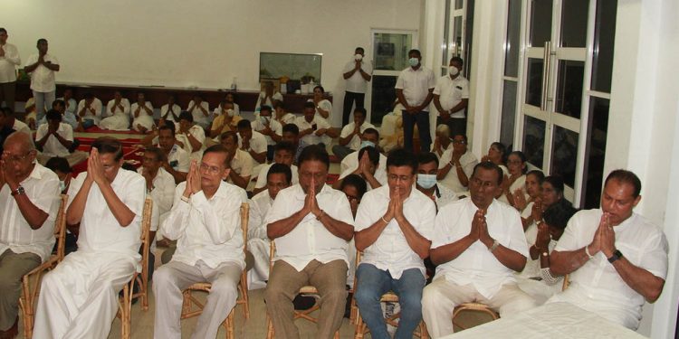 ශ්රීලනිපය හැරගිය ජ්යෙෂ්ඨ බොහෝ දෙනෙක් දයාසිරි මැදිහත් වී යළිත් මහගෙදරට අරන් එයි! (VIDEO)