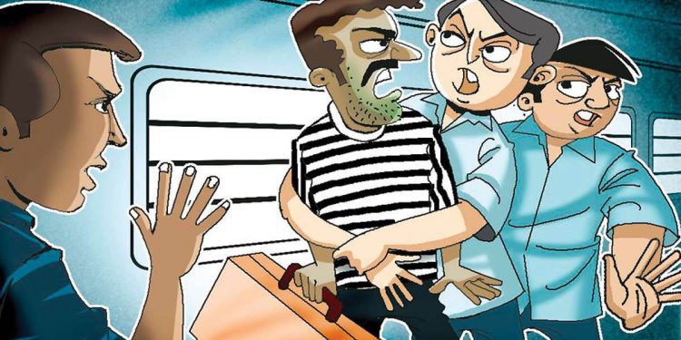 පරිස්සමෙන් යන්න කෝච්චිවල කොල්ල කනවා!
