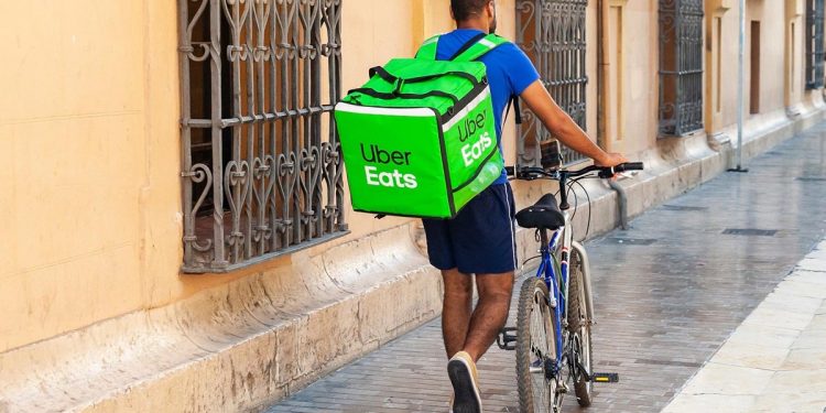 Uber Eats ලංකාවේ බයිසිකලෙන් ගිහින් වාර්තාවක් තියයි!