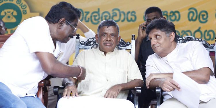 මෙයත් එක්ක හැරෙන්නත් බෑ! වැඩ කරන්නත් බෑ! ඇමැතිකම් කරන්නත් බෑ! මෙයා නැගිටින්නේ පාන්දර 3ටද කොහෙද? මෙයත් එක්ක ගිහින් මට නම් දැන් හොඳටම හති! සොයිසා වේදිකාවේදී සජිත්ට මූණටම කියයි! (VIDEO)