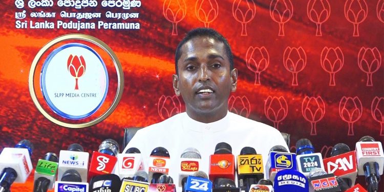 පොහොට්ටු කාර්යාලයේ සිට මන්ත්‍රීවරු 22ට පහර දෙන්න පටන් ගනී! (VIDEO)