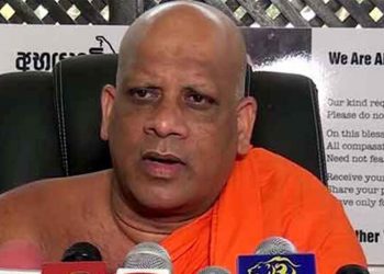 දිනේෂ්ව ළග තියාගෙන කන පැලෙන්න දුන් මිහින්තලේ හාමුදුරුවෝ යළි එළියට එයි! ජනාධිපතිටයි ආණ්ඩුවටයි සිස්ටම් එකටයි දුවන්න දෙයි! (VIDEO)