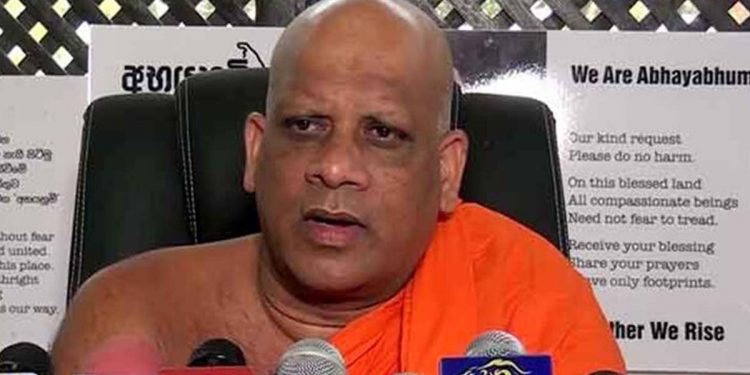 දිනේෂ්ව ළග තියාගෙන කන පැලෙන්න දුන් මිහින්තලේ හාමුදුරුවෝ යළි එළියට එයි! ජනාධිපතිටයි ආණ්ඩුවටයි සිස්ටම් එකටයි දුවන්න දෙයි! (VIDEO)