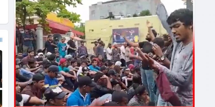කැළණියේදී පොලිසියට එරෙහිව සටන් පාඨ දෝරෙ ගලයි! මේ වීඩියෝව ටිකක් බලන්නකෝ! (VIDEO)