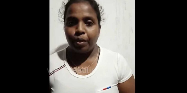 ත්‍රස්ත පනතින් ඇතුළට අරන් ඉන්න සිරිධම්ම හිමියන්ගේ අක්කා පළමුවරට එළියට එයි! අපේ හාමුදුරුවන්ට සනීප නෑ! බෙහෙත් ටිකක්වත් අරන් දීලා නෑ! (VIDEO)