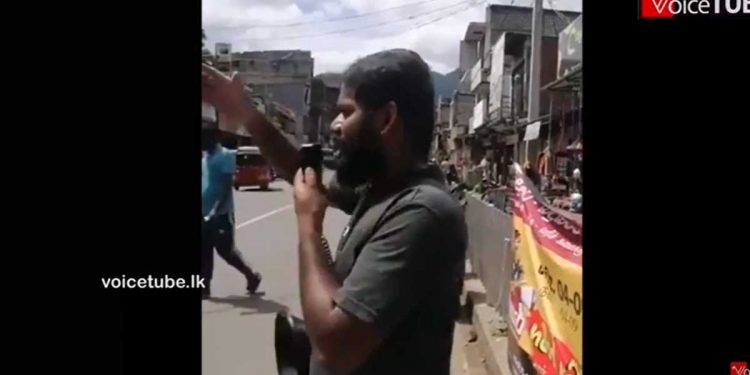 මාතලේ ටවුන් එකේ මයික්‍රෆෝනයකුත් අතේ තියාගෙන මේ කොල්ලා රටට දෙන පණිවුඩය අහපල්ලා! හොර විප්ලවකාරයන්ගේ කතාවලට වඩා ‌මේකේ පොඩි ගැම්මක් තියෙනවා වගේ දැනෙයි උඹලට! (VIDEO)