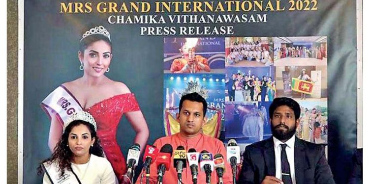 මියන්මාරයේ තිබ්බ ලෝක විවාහක රූ රැජින තරගය දිනූ රසාංගිගෙන් මෙරට අධ්යක්ෂ ලිංගික අල්ලස් ඉල්ලලා! ගංජා පාරක් ගහලා රෑ ගත කරන්න කාමරයට එන්නත් කියලා! රසාංගි හඬ පට එළියට දමයි!