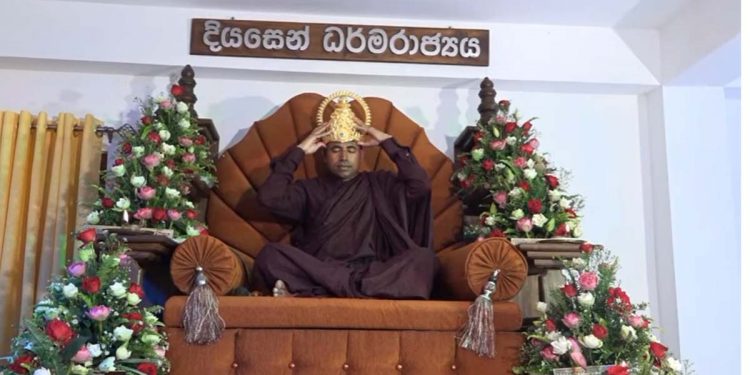 රහත් හාමුදුරුවරු ආවා! නාගලෝකෙන් නයි අරන් හාමුදුරුවරු ආවා! පේන කියන හාමුදුරුවරු ආවා! දැන් දියසෙන් හාමුදුරුවොත් ඇවිත්! මගුල් බෙර සක් නද මැද හිමිනමක් දියසෙන් ඔටුන්න පැළඳ ගනී! (VIDEO)