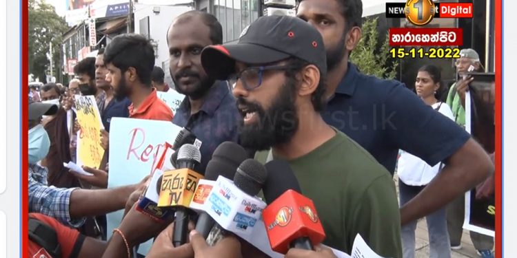 18 වැනිදා අපි පාරට බහිනවා! අපි එන්නෙ බෝඩ් උස්සගෙන! පුලුවන් නම් දාන සෙල්ලමක් දාලා නවත්වන්න බලපල්ලා! ජනතා බලය මොකද්ද කියලා එදාට බලාගන්න පුලුවන්! අන්තරේ හිටපු කැඳවුම්කරු ළහිරු TIDය ඉස්සරහටම ඇවිත් දැනුම් දෙයි! (VIDEO)