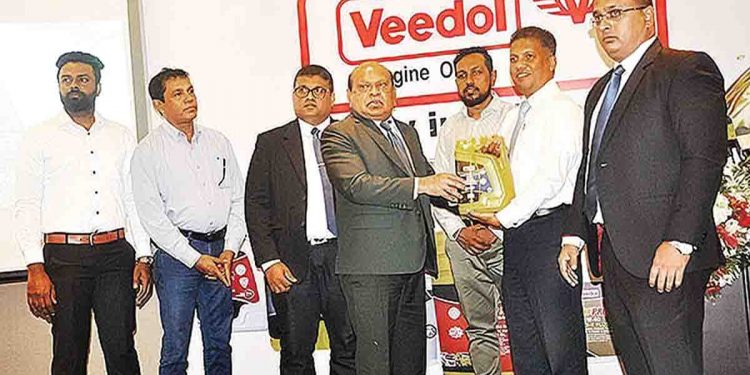 ලොව අතිශය ප්රකට Veedol ලිහිසි තෙල් ප්රථමවරට ශ්රී ලංකාවේ ප්රචලිත කිරීමට ‘ටයර් හවුස්’ පෙරමුණ ගනී…