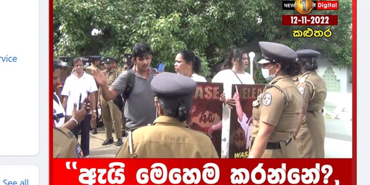 කළුතර ඉඳන් පයින් කොළඹ ආපු කාන්තාවන් දෙදෙනෙකුටත් පොලිසිය බයවෙයි! කළුතර පාලම ළඟදී නවත්වයි! (VIDEO)
