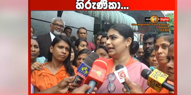 අත්අඩංගුවට ගත් හිරුණිකා උසාවියේ ඉන්න කොට පොලිසියට කෝල් එකක් දුන්න ඉහළම කෙනා කව්ද? හිරුණිකාව උසාවියෙ දාලා පොලිසිය ගියේ කොහෙද? ඊටපස්සේ එතනට ආපු ලොක්කා කව්ද? මෙන්න දැනගන්න! (VIDEO)
