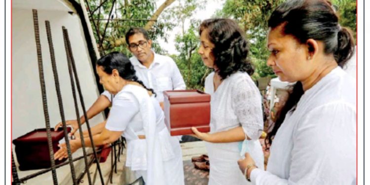 ආණ්ඩුව අමරදේවයන් ගැන නොබලද්දී සිසු නන්දා මාලිනිය බලයි! අවුරුදු 6ක් මල් ශාලාවක තිබූ භෂ්මාවශේෂ අතින් සල්ලි ගෙවා අපේ ගමේ තැන්පත් කරයි!