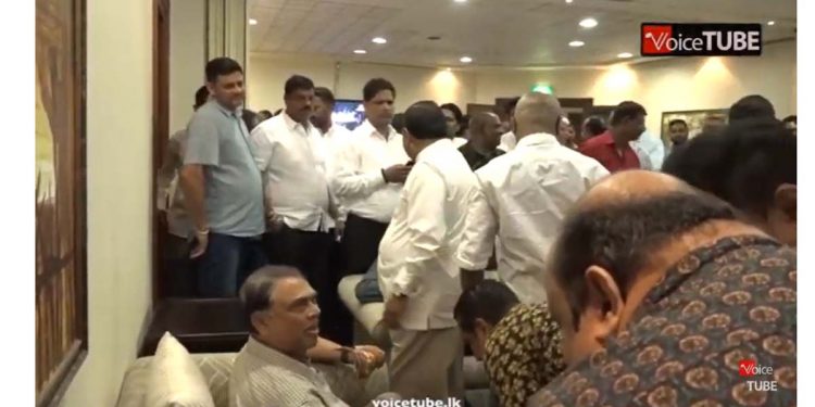 කටුනායකට ආපු බැසිල් පොහොට්ටුවේ උණුසුම් පිළිගැනීම්ක්! මැතිඇමැතිවරු දණ ගහලා වඳී! ප්‍රභූ ආරක්ෂාවක් සහිතවම ‌කටුනායකින් කොළඹට එයි! (VIDEO)