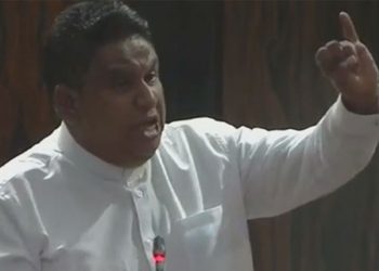 කතානායක ‘මන්ත්රීතුමා’ කිව්වා කියා චාමර සම්පත්ට මලපනී! කතානායකගේ ඇඟට ගොඩවෙයි! ‘මම දැන් රාජ්ය ඇමැති! මන්ත්රී කියන්න එපා!’ ‘ආ.. සමාවෙන්න ඇමැතිතුමා!කතානායකත් චාමරගෙන් සමාව ගනී! චාමර දැන් සතුටින්! (VIDEO)
